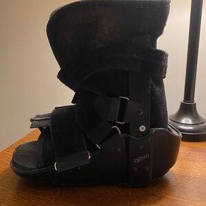 Size Medium DonJoy MaxTrax Ankle Walker Brace/Walking Boot